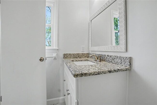 Building Photo - 2470 Trent Dr NE