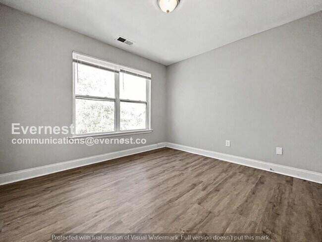 Building Photo - 3 Bed, 2.5 Bath Home with Off-Street Parking / Pet-Friendly / Available Now!