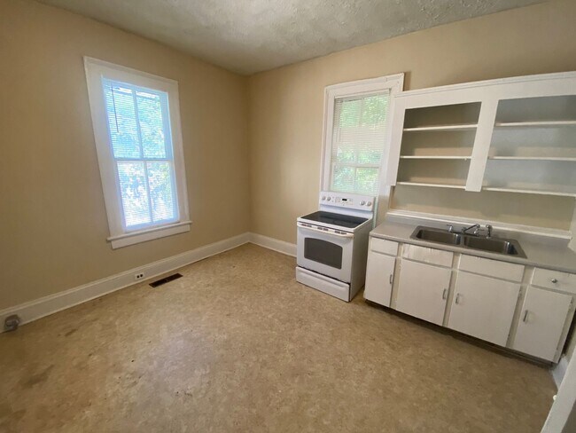 Building Photo - **ON HOLD**3 bedroom/1 bathroom (Great Loc...