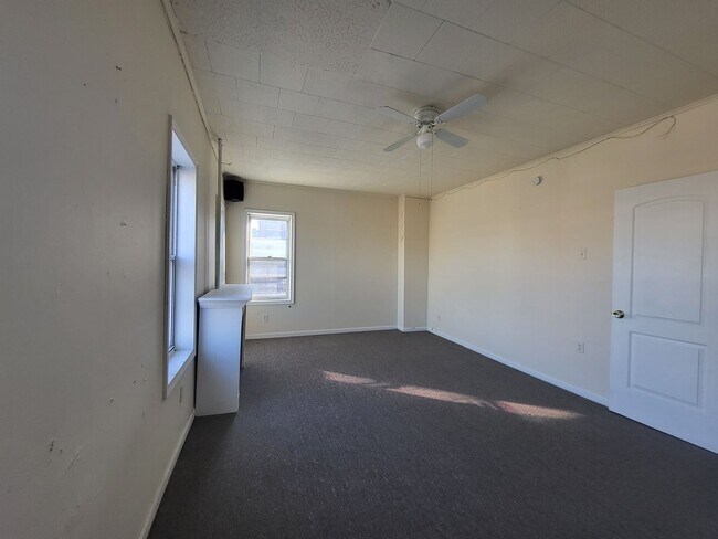 Building Photo - 902 N 5th St