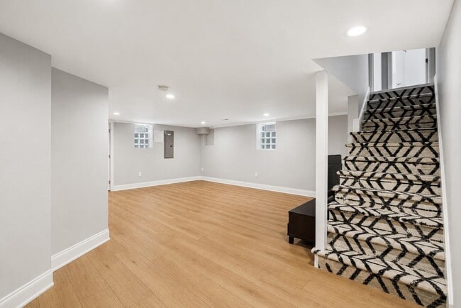 Building Photo - 4515 N Lake Dr