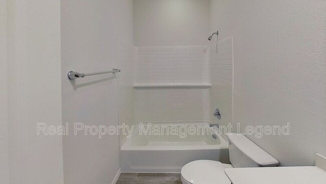 Building Photo - 8998 Fair Oaks Dr