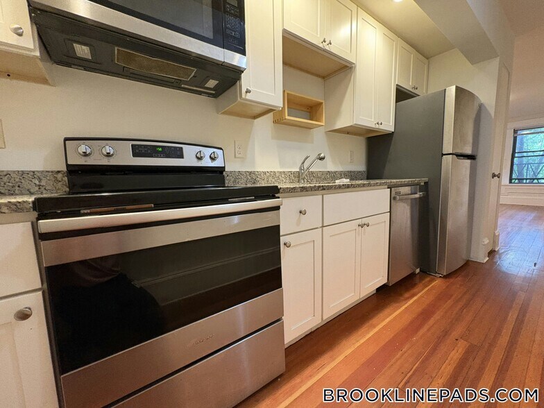 Building Photo - 1463 Beacon St