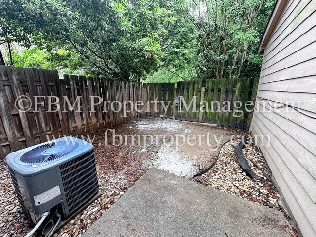 Building Photo - 2541 W Sycamore Ave