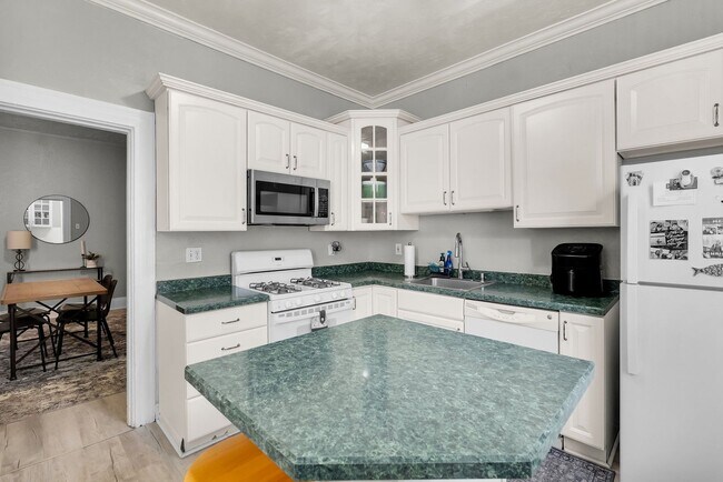 Building Photo - 2 BR+ Den/office, 2 bath Bloomfield/Upper ...