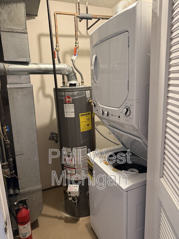 Building Photo - 5852 Shaw St