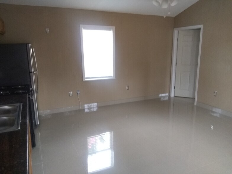 Building Photo - 1116 Lakeshore Dr