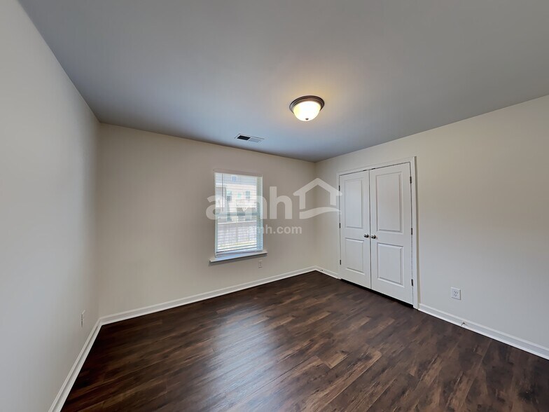 Building Photo - 1522 Balvaird Dr SE