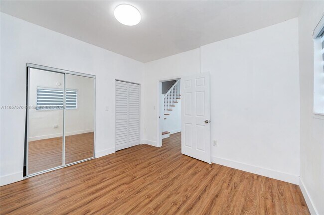 Building Photo - 2368 SW 26th St