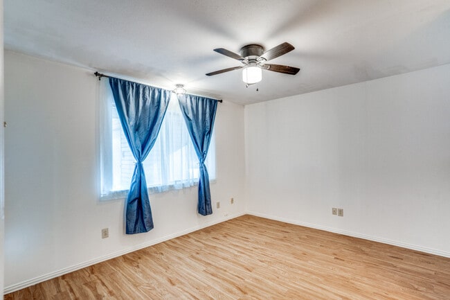 Building Photo - 511 Post Oak Ln