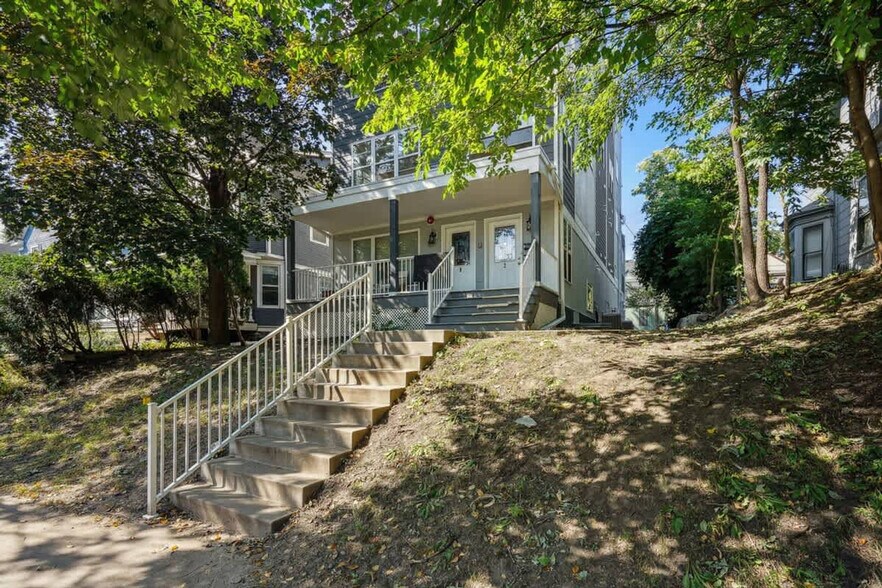 Building Photo - 2424 Lyndale Ave S