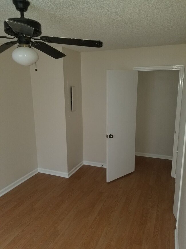 Building Photo - B3986