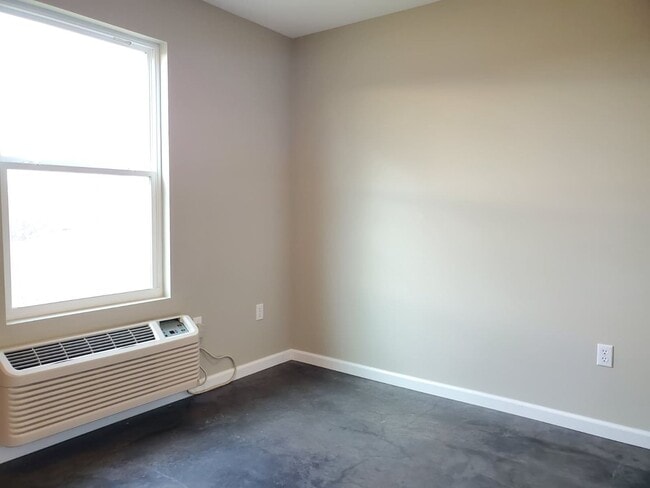 Building Photo - 3 Bedroom, 1 Bath Duplex