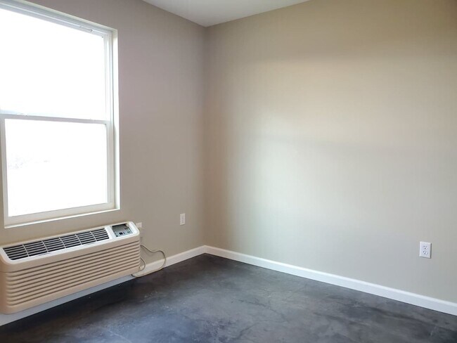 Building Photo - 3 Bedroom, 1.5 Bath Duplex