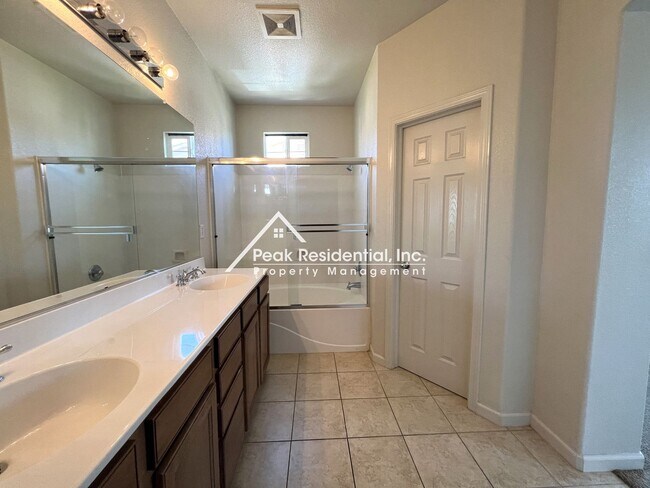 Building Photo - Beautiful Folsom 3bd/2.5ba Townhouse with ...