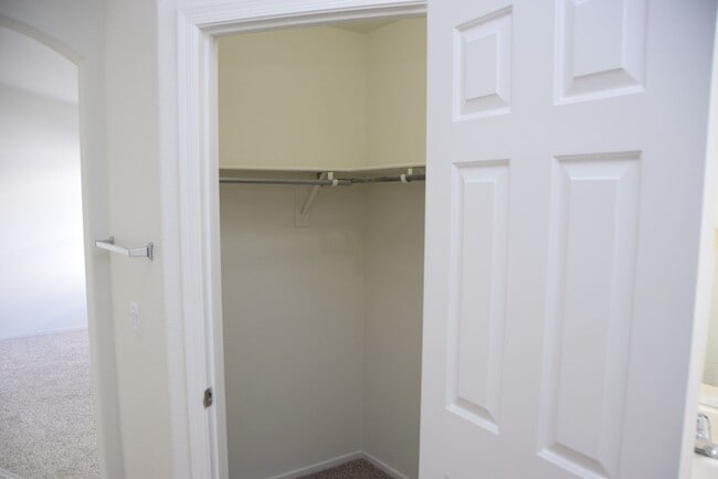 Building Photo - BEAUTIFUL 4 BEDROOM, 2 BATH SINGLE-STORY H...