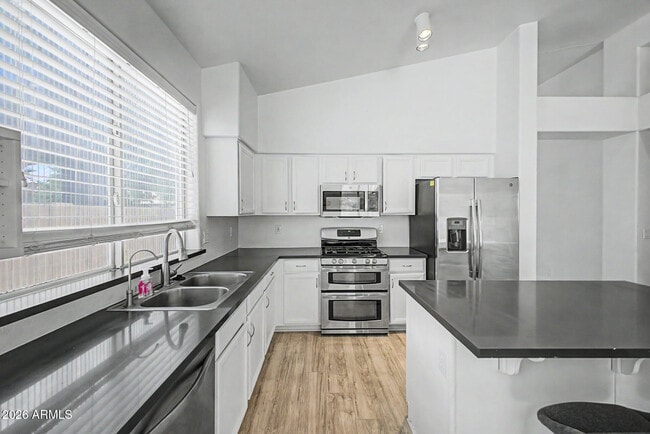 Building Photo - 7251 E Lakeview Ave