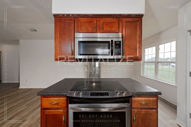 Building Photo - Spacious 3-Bedroom Home with Open Floor Pl...