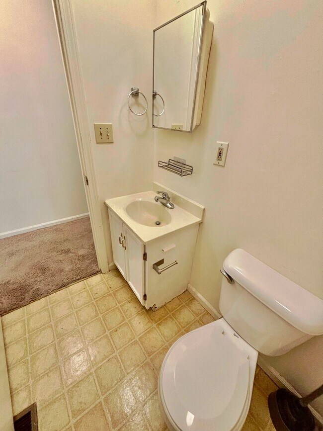 Building Photo - 2 Bedroom Available AUGUST 2026!!