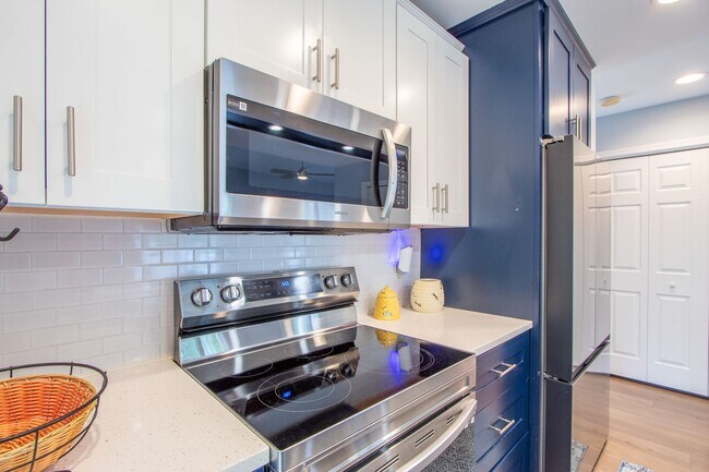 Building Photo - For Rent – Beautifully Updated Townhome in Gull Point a Waterfront Community