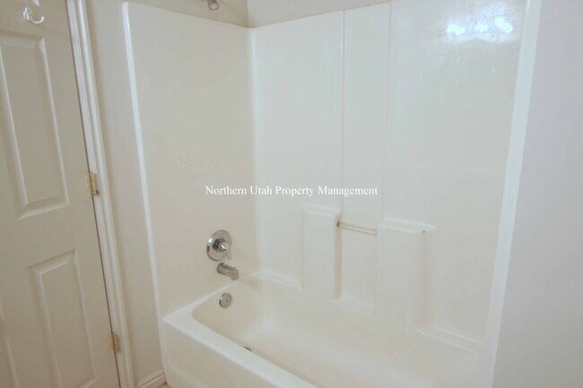Building Photo - 2 Bed, 2 Bath Townhome