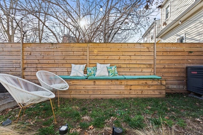 Building Photo - Amazing Anacostia Abode!