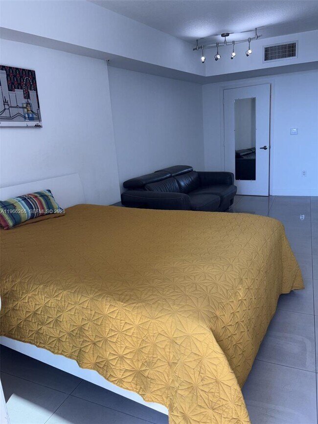 Building Photo - 1750 N Bayshore Dr