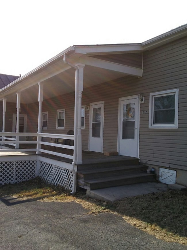 Building Photo - Two bedroom one bath close to law school