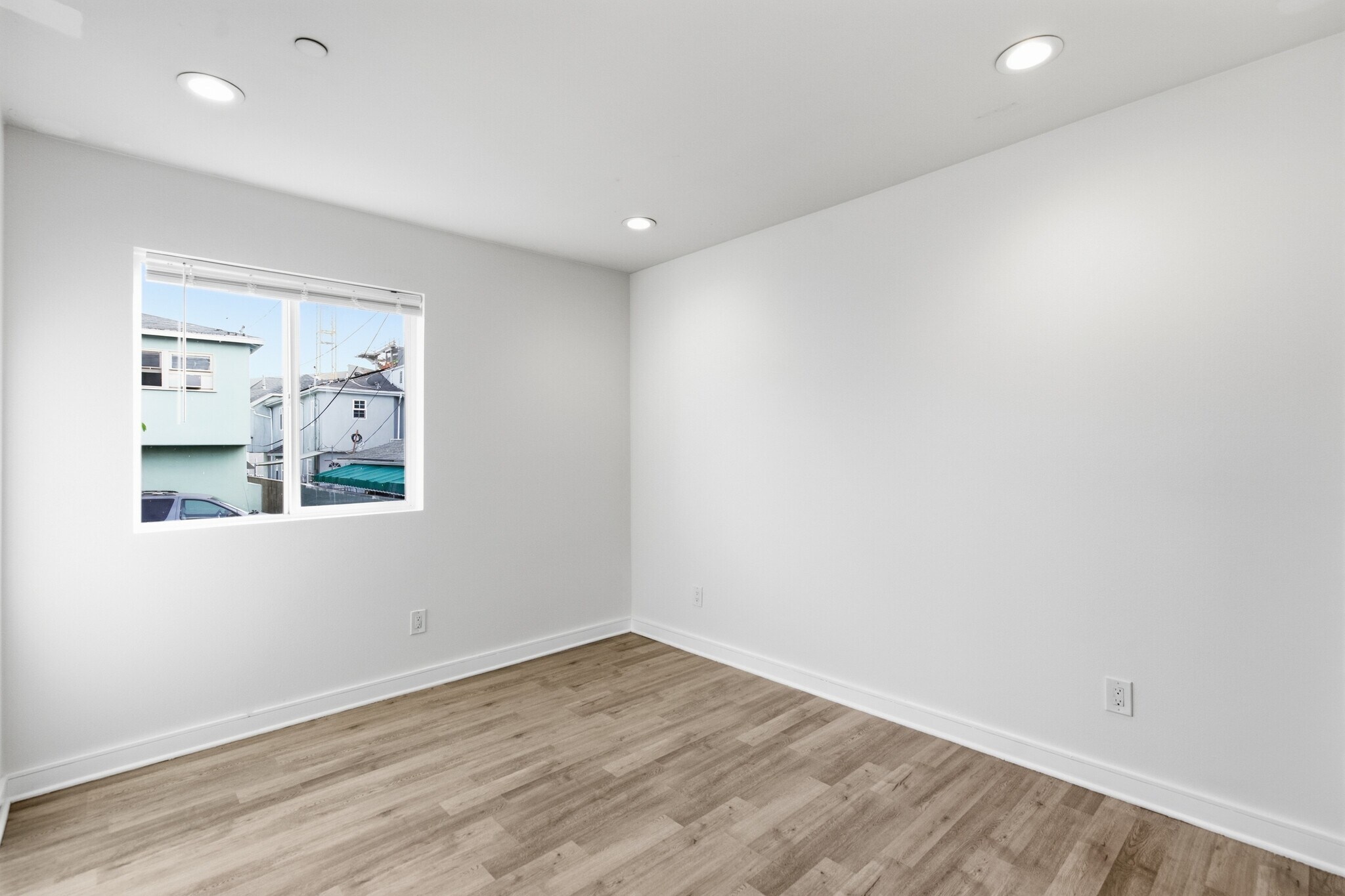 Building Photo - 5646 Lexington Ave