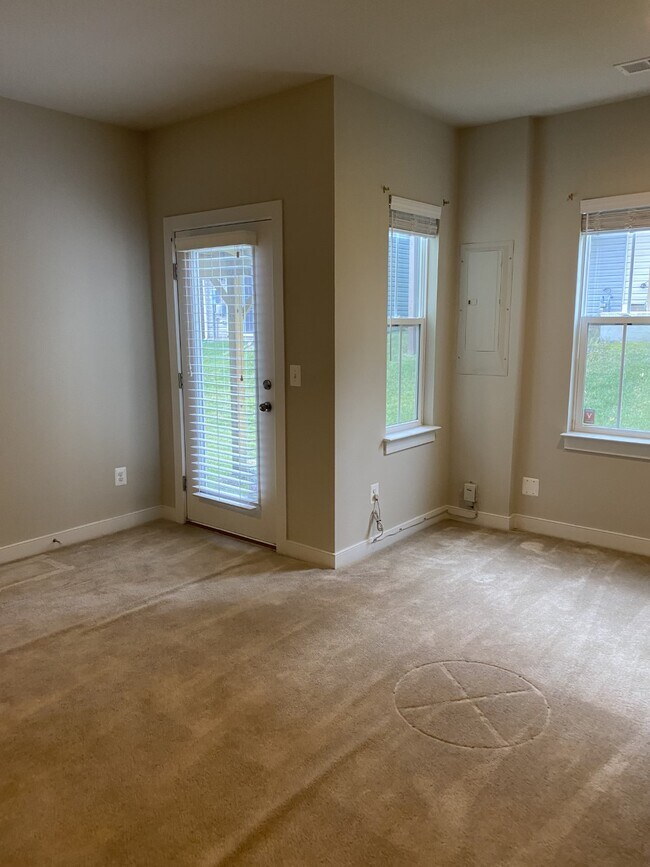 Building Photo - 202 Shamrock Dr