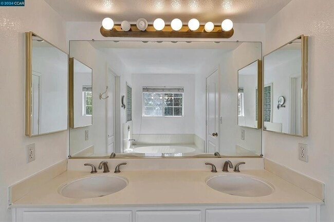 Building Photo - 618 Palomino Dr