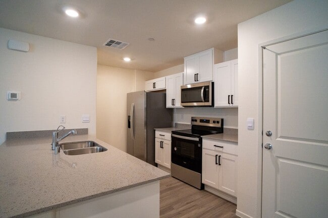 Building Photo - Modern 3-Bedroom, 3-Bathroom Home with Sma...