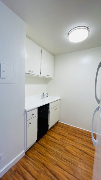 Building Photo - 7044 Hawthorn Ave