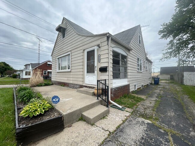 Building Photo - Charming 3-Bedroom Home in Peaceful West Toledo Neighborhood