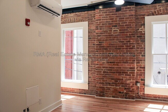 Building Photo - 4 6/8 Zebulon St