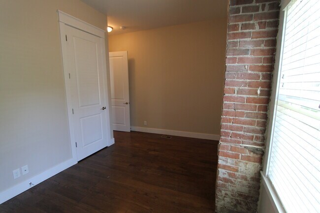 Building Photo - Midtown Renovated Duplex - Hardwood Floors, Exposed Brick