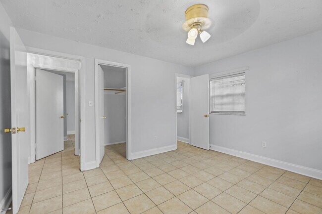 Building Photo - 307 Essex Dr