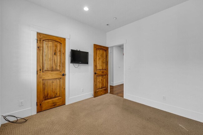 Building Photo - Parks Edge Townhome - BEST PRICE -$2700 pe...