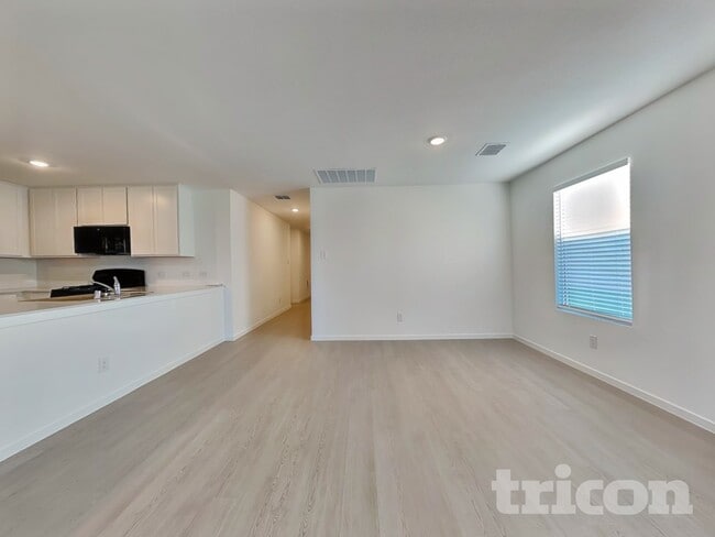 Building Photo - 1624 Parlier St