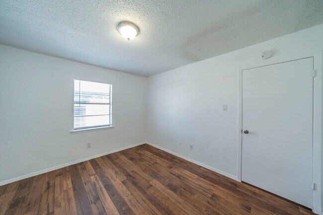 Building Photo - 4828 Wellesley Ave