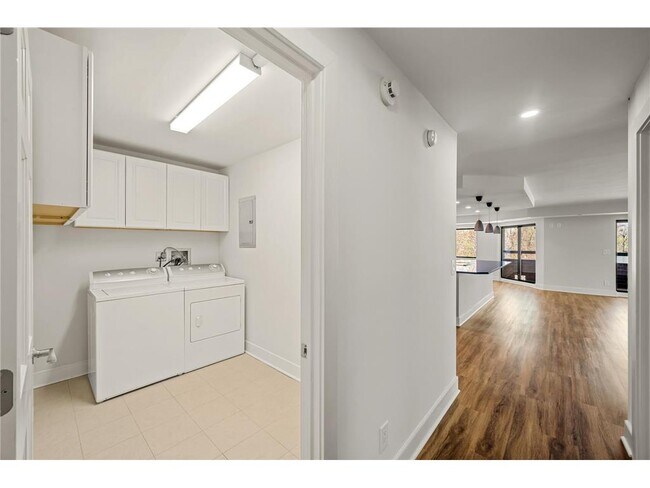 Building Photo - 2885 Knox Ave S