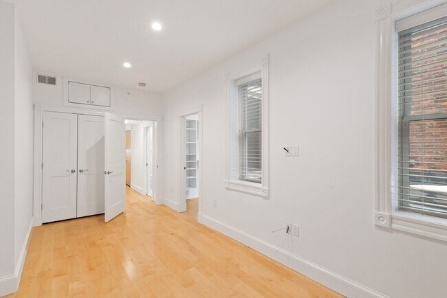 Building Photo - 344 Hanover St