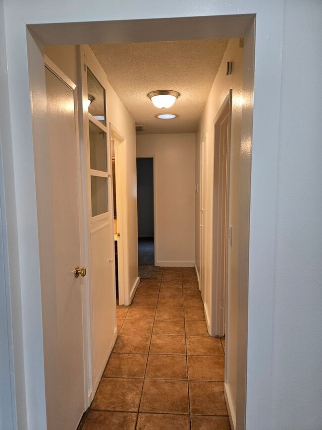 Building Photo - Single level 3 bed, 2 bath home centrally ...