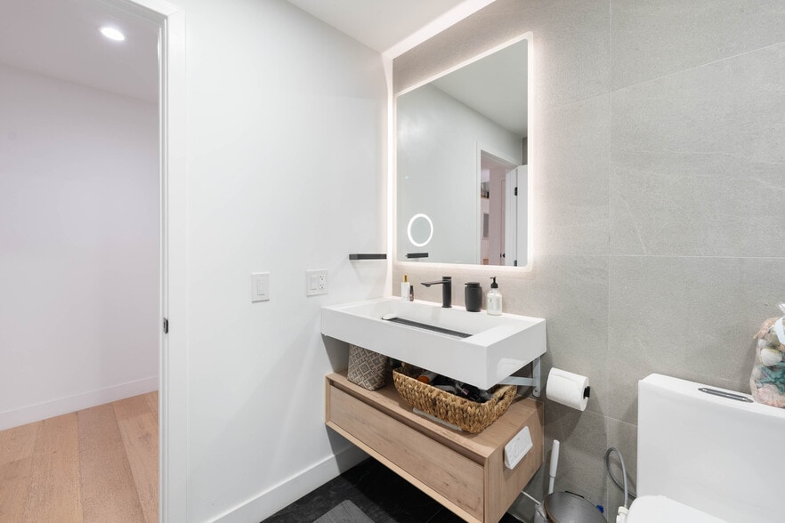 Full bathroom - 3541 Multiview Dr