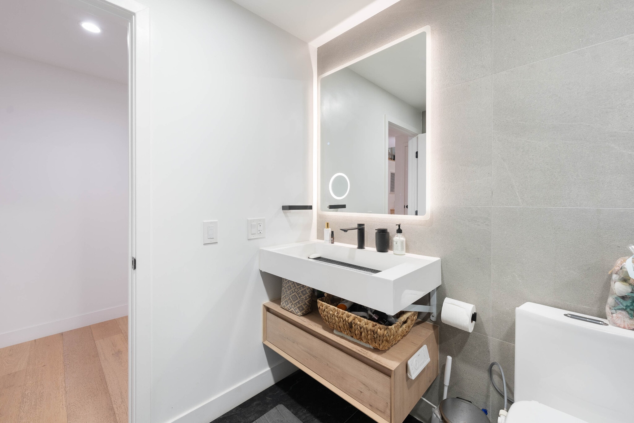 Full guest bathroom - 3541 Multiview Dr