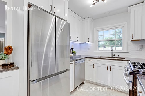 Building Photo - 5906 W 75th Terrace