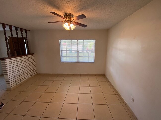 Building Photo - Beautiful, 1/2 of duplex close to I-4
