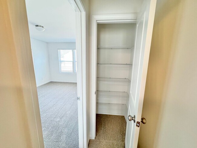Building Photo - BEAUTIFUL 3BD Townhome Walking Distance to Downtown