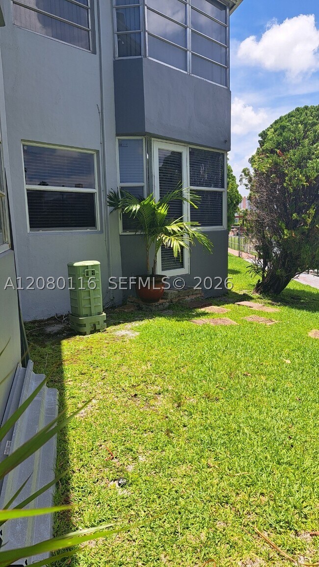 Building Photo - 1667 NE Miami Gardens Dr