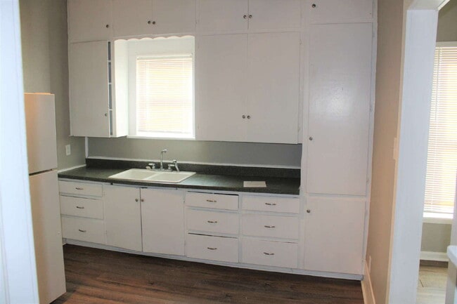 Building Photo - This remodeled charmer is close to Tech and ready for new tenants 7-15-26